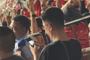 国足被淘汰后，现场有印尼球迷向中国球迷高举标语：机场走这边